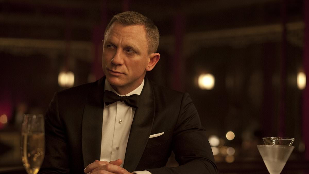 Bond icon Daniel Craig buys 18th-century pub in London with three friends and says it's 'haunted by Spectre'