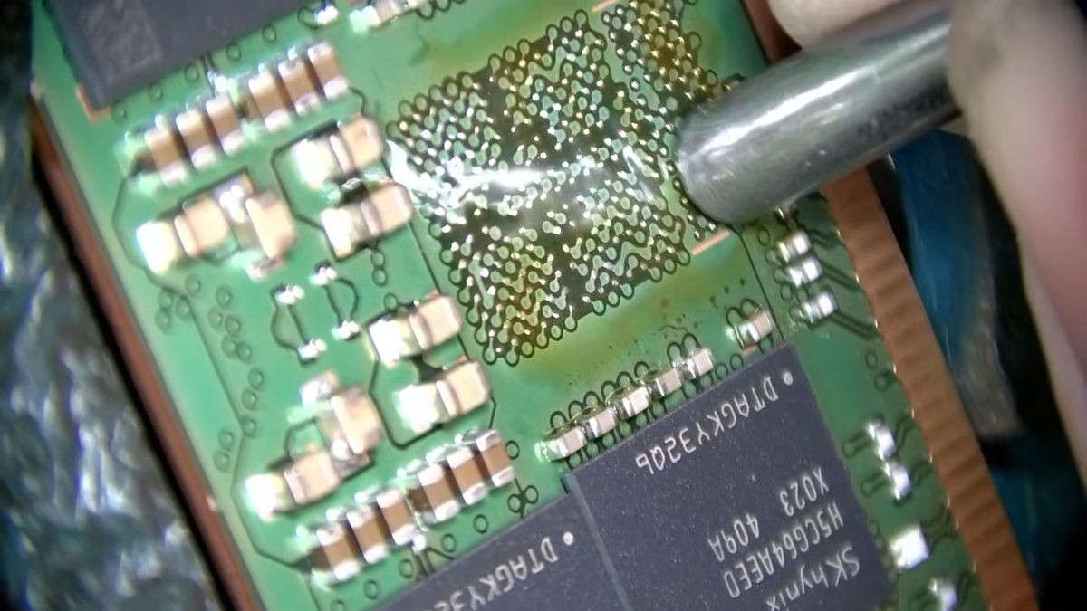 Customer sends two-stick $16,000 DDR5 memory kit to repair shop