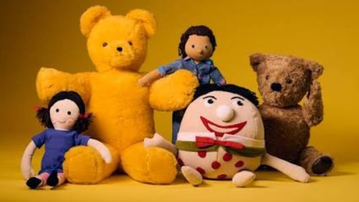 Tributes pour in as original Play School presenter Alister Smart dies