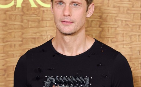 Alexander Skarsgård Weaves Olivia Colman’s Face Into Red Carpet Look