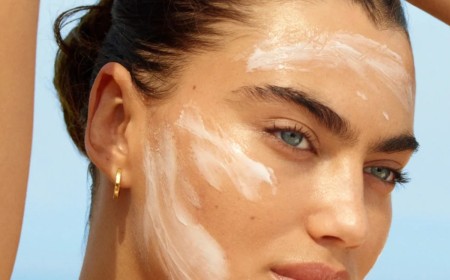 Skincare at 30,000 Ft? A Derm Explains the In-Flight Tips That Work