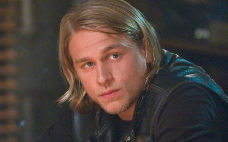 Charlie Hunnam's R-Rated Sons Of Anarchy-Like Series Deserves The Breaking Bad Treatment