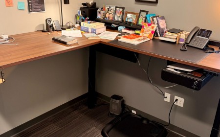 Uplift V3 L-shaped standing desk review