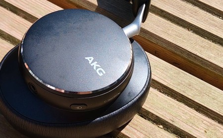 Samsung may finally be putting all of its Harman, AKG, JBL and B&W juice in a blender for its first headphones in 10 years