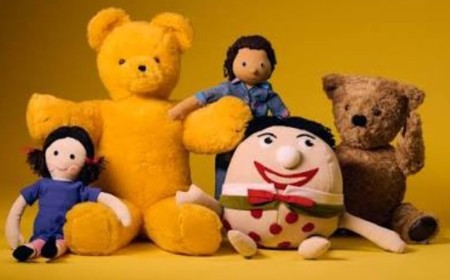 Tributes pour in as original Play School presenter Alister Smart dies