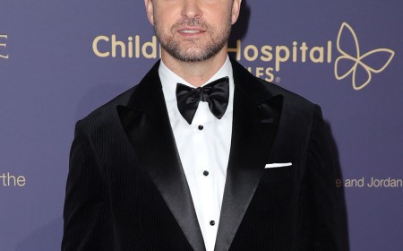 Justin Timberlake Reacts to Photo of Him Seemingly Kissing Man's Head