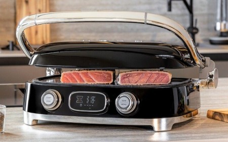 Smeg’s new 50s-style MultiGrill bakes waffles, presses paninis, and even opens into a BBQ
