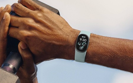 Google Fitbit Edge unveiled, reinventing the old pebble-style Fitbit