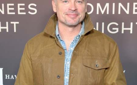 Tom Welling Has Hilarious Reaction to Viral NSFW Hotel Window Photo