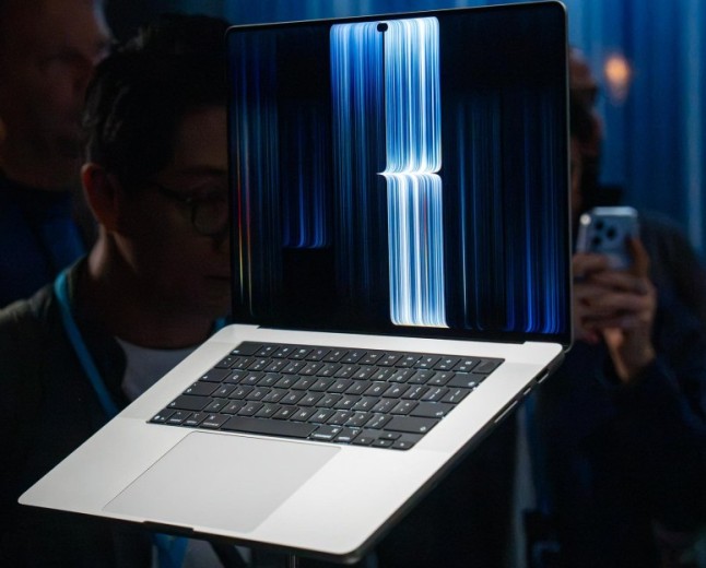Hands-on with Apple’s touchscreen MacBook Pro